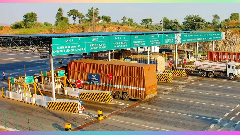 FASTag Annual Pass 2025 योजना के तहत एक निजी कार टोल प्लाज़ा से गुजरती हुई